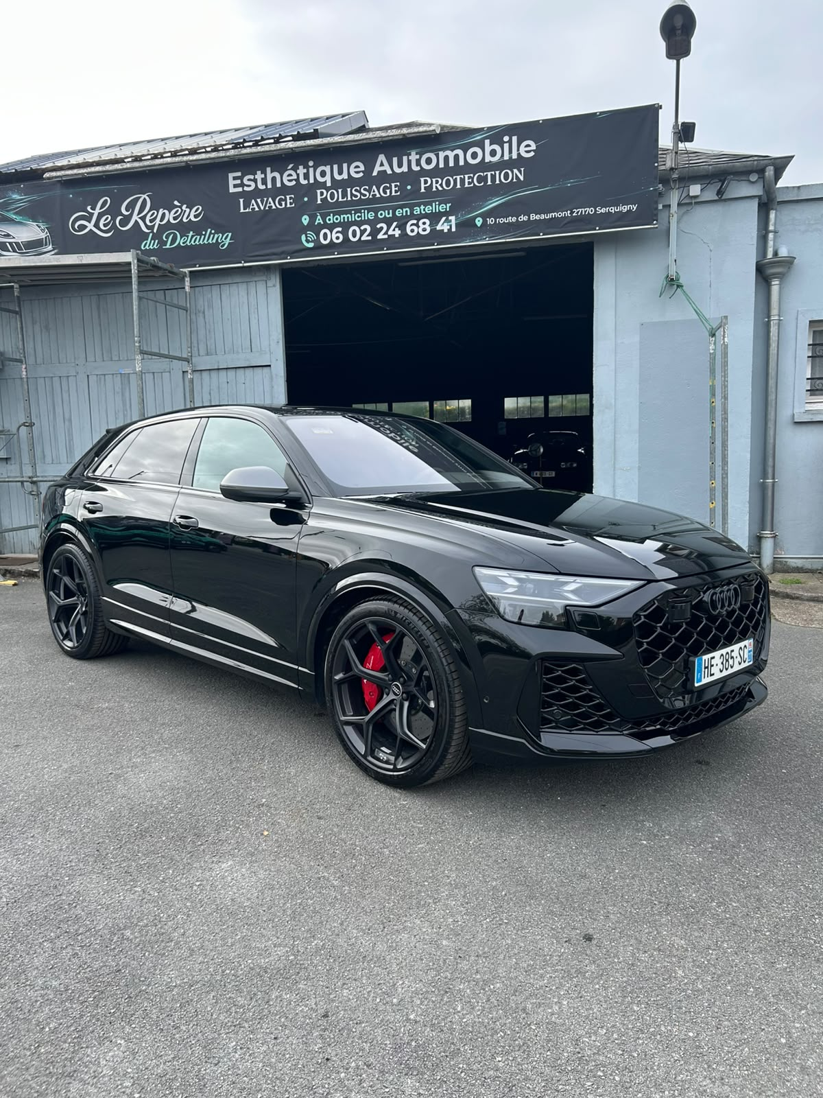 Audi RS Q8 noire brillante devant l'atelier du Repère du Detailing à Serquigny