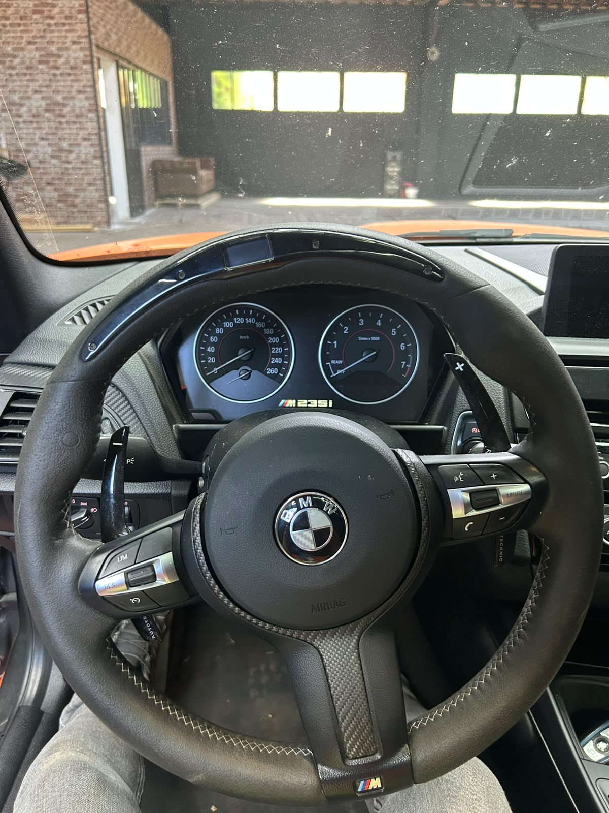 Volant d'une BMW M235i avant nettoyage