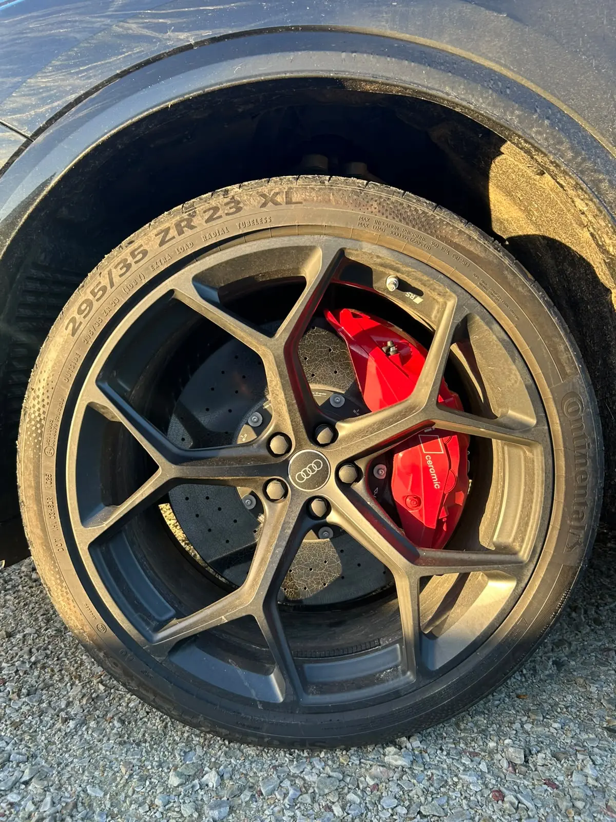 Jante et étrier de frein d'une Audi RS Q8 avant nettoyage