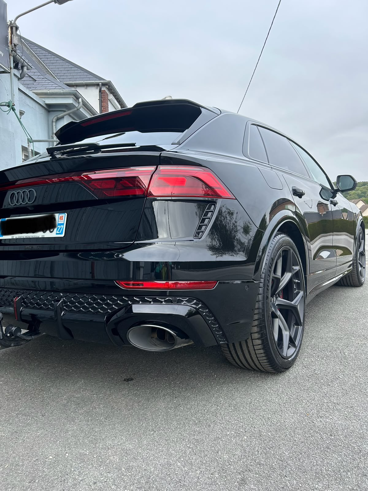 Arrière d'une Audi RS Q8 noire éclatante après préparation