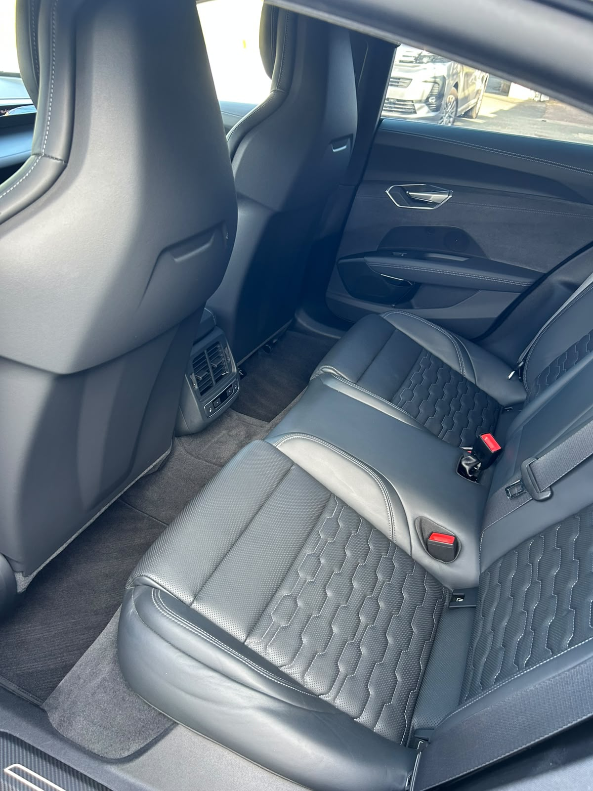 Banquette arrière en cuir d'une Audi RS impeccable après rénovation