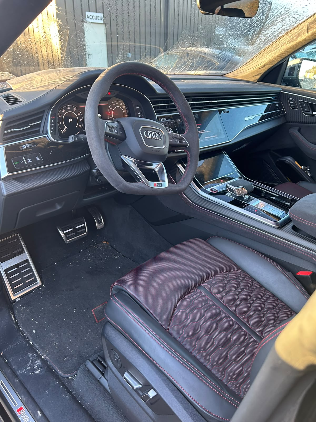 Habitacle d'une Audi RS Q8 avant nettoyage, avec moquette sale