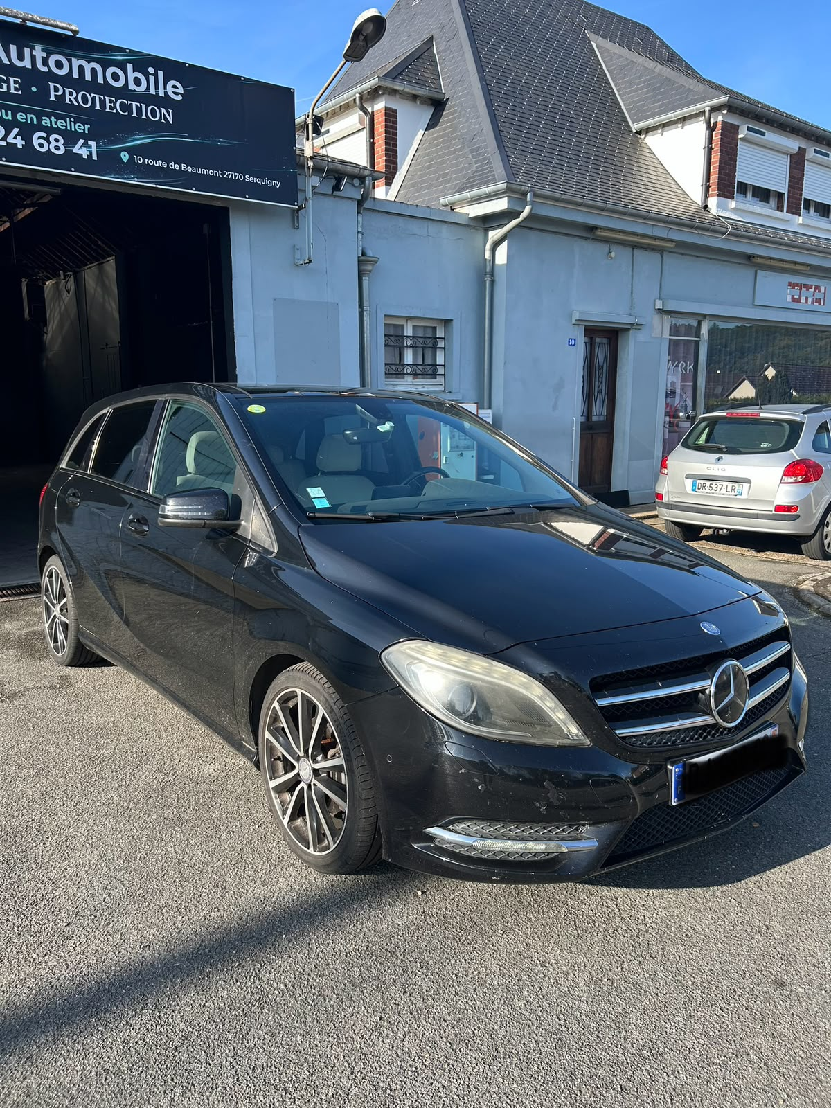 Mercedes Classe B noire devant l'atelier du Repère du Detailing à Serquigny