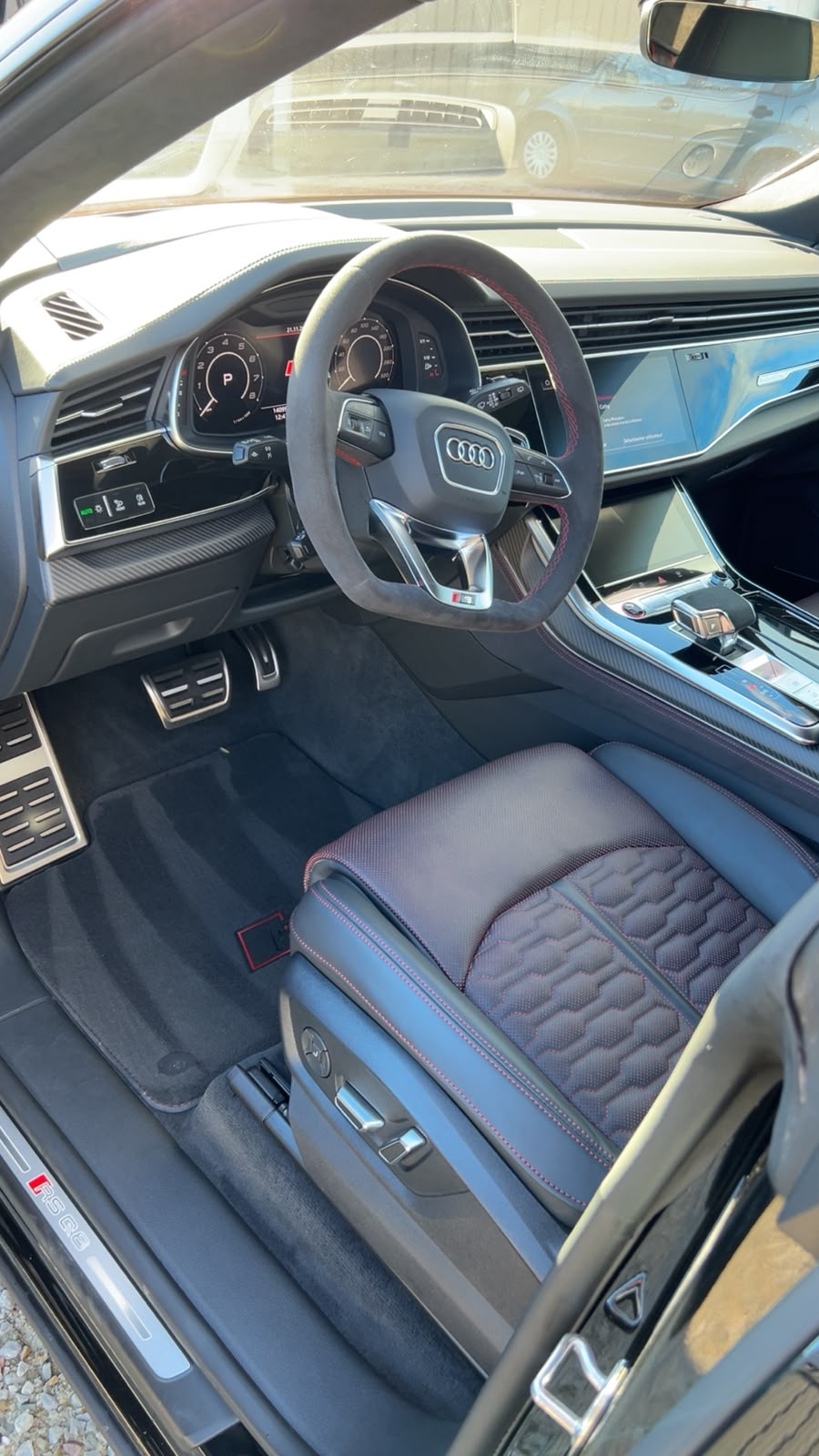 Habitacle d'une Audi RS Q8 après nettoyage complet de la moquette