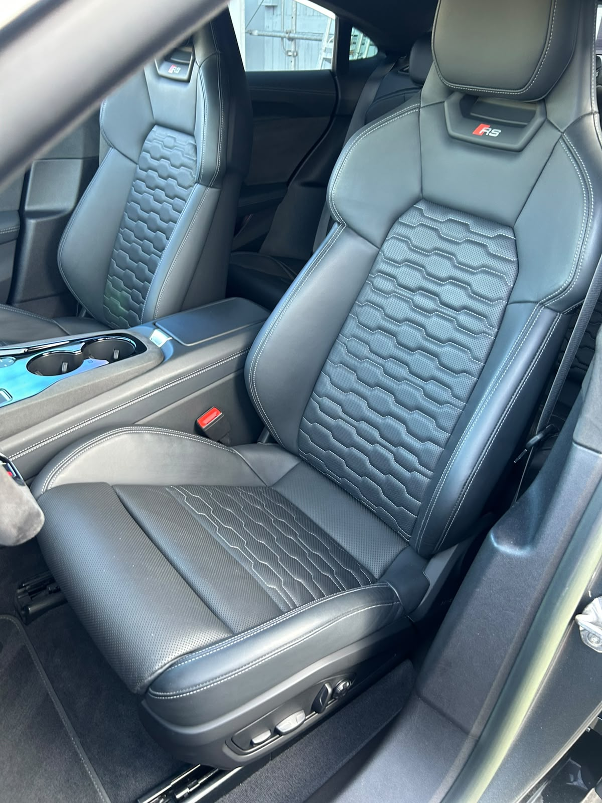 Sièges baquets cuir RS d'une Audi après nettoyage et soin du cuir