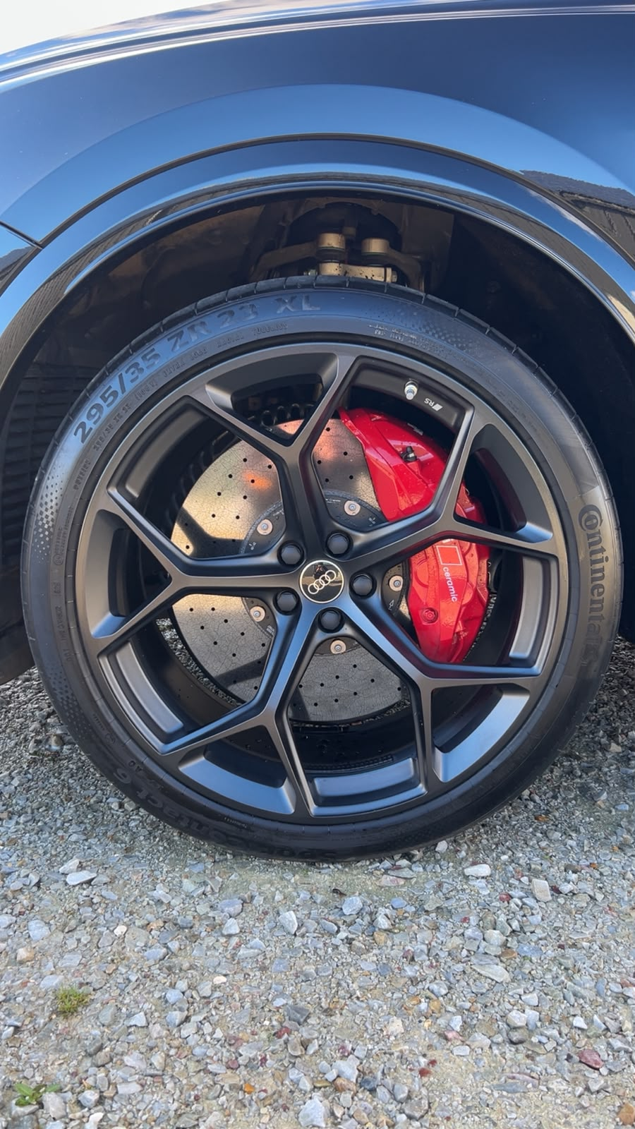Jante et étrier de frein rouge d'une Audi RS Q8 après nettoyage