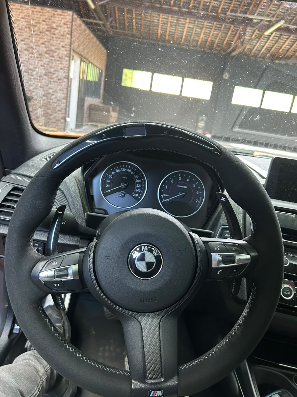 Volant d'une BMW M235i après nettoyage et finition