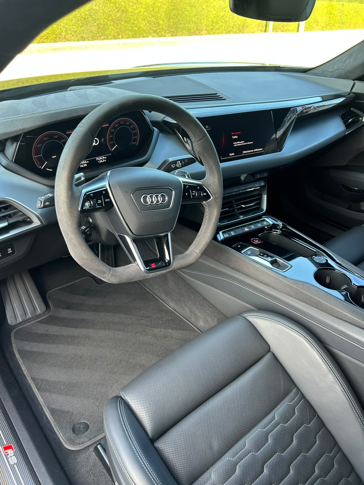 Cockpit et volant alcantara d'une Audi RS après nettoyage intérieur